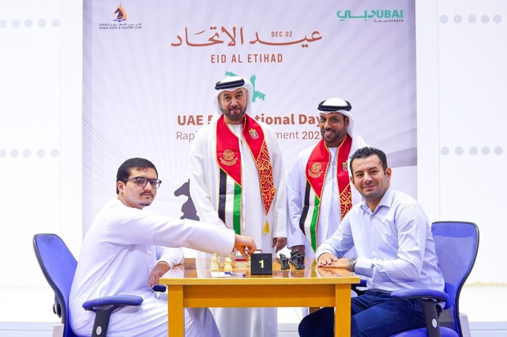 لاعب ووالده يصعدان منصة التتويج في بطولة عيد الاتحاد الـ54 للشطرنج السريع 1764862767 image