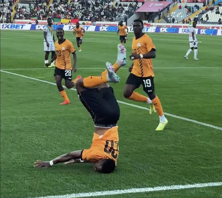 نجم زامبيا كاد يفقد حياته بسبب احتفاليته بهدفه "القاتل" 1766491694 image