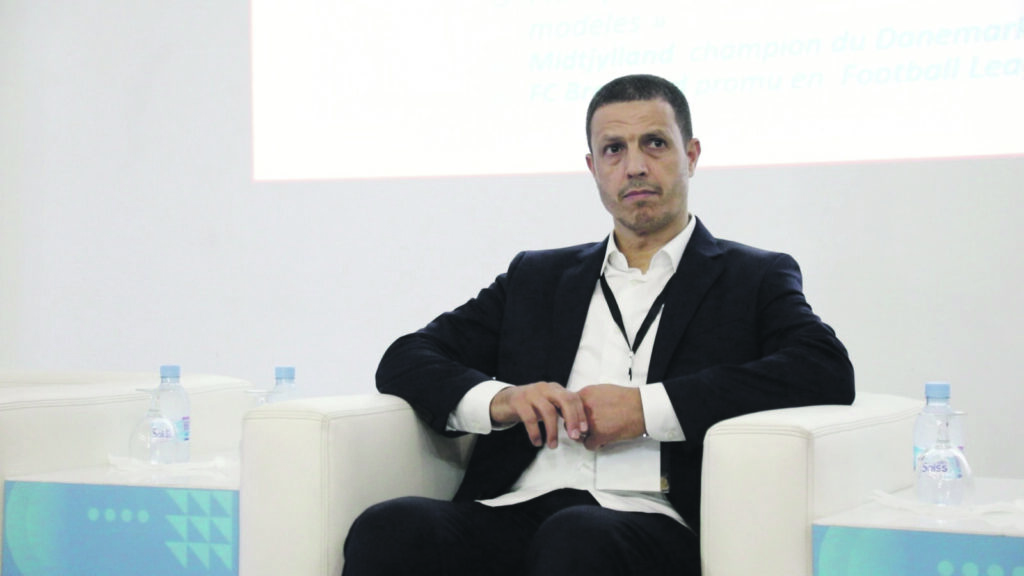 أيها المدربون لا تقلقوا.. الذكاء الاصطناعي ليس بديلا للكفاءات السلامي يعرض دور الذكاء الاصطناعي في تطوير الكرة