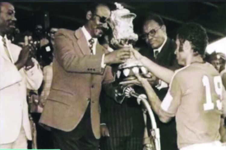 دورة إثيوبيا.. المنتخب المغربي يحرز كأس إفريقيا وينجو من كارثة جوية أحمد فرس يتسلم كأس إفريقيا