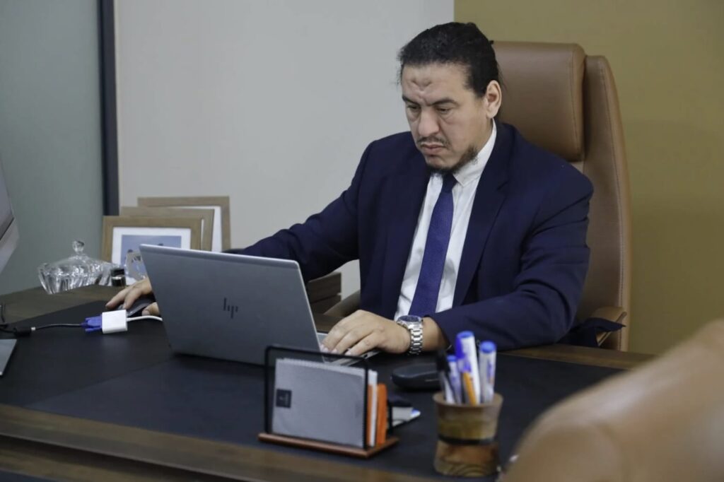 1769078532 الأسود تحت الرعاية الملكية