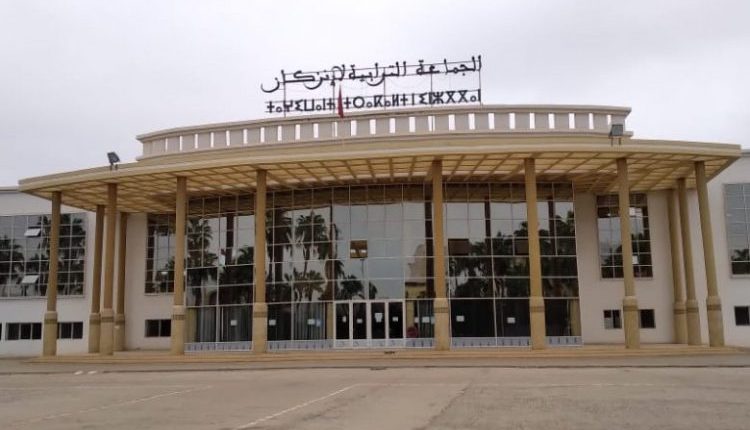 حمل مرضى على ألواح خشبية يعيد جدل العزلة بتطوان